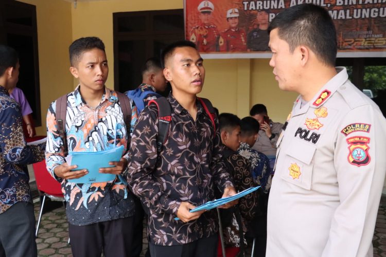 Kapolres Simalungun saat meninjau proses penerimaan calon Taruna Akpol,Bintara dan Tamtama Polri di Mapolres Simalungun.( nawasenanews/ Ist)