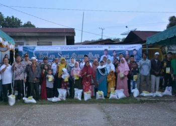 Bupati Dairi dan Ketua PKK bersama anak yatim piatu dan fakir miskin foto bersama usai berbagi dalam bulan Ramadhan. ( nawasenanews/ Ist)