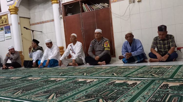 Wakapolres Kota Tanjungbalai saat kunjungan Safari Ramadhan Sholat subuh di Musholla Baitul A'maal. (nawasenanews/ Ist)