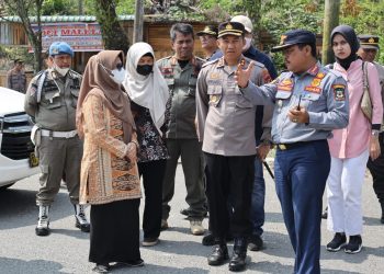 Kapolres Pematang Siantar, AKBP Fernando dan dr Susanti bersama Kadishub Pematang Siantar saat meninjau dan membahas tentang jalur mudik utama dan jalur mudik alternatif pada libur lebaran yang akan datang.( nawasenanews/ Ist)