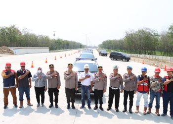 Kapolres Simalungun serta para instansi terkait foto bersama di depan gerbang jalan tol Sinaksak- Dolok Merawan pada kegiatan simulasi penggunaan jalan tol ini untuk arus mudik lebaran.( nawasenanews/ Ist)