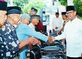 Wakil Bupati saat menyerahkan bantuan kursi roda serta tongkat yang diberikan bagi yang membutuhkan. ( nawasenanews / Ist)