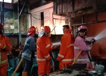 Pasukan Damkar dari Pemko Pematang Siantar ikut padamkan si jago merah yang melalap habis Rumah Makan Padang milik Triwahyudi yang berada di Jalan Asahan Siantar Estate.( Nawasenanews/ Ist)