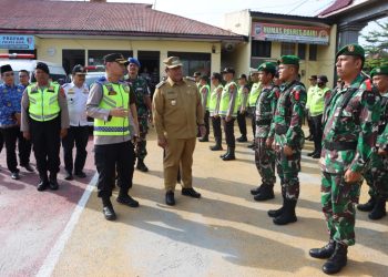 Bupati Dairi bersama Kapolres saat Apel Operasi Ketupat Toba 2023 di Mapolres Dairi.( nawasenanews/ Ist)