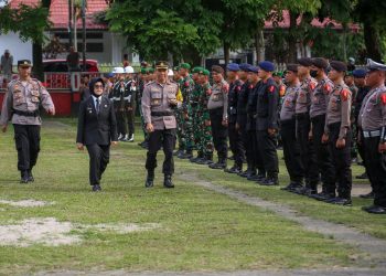 Wali Kota Pematang Siantar dr Susanti bersama Kapolres Pematang Siantar AKBP Fernando saat memeriksa barisan pada apel operasi Ketupat Toba 2023 untuk pengamanan perayaan Idul Fitri. (nawasenanews/ Ist)