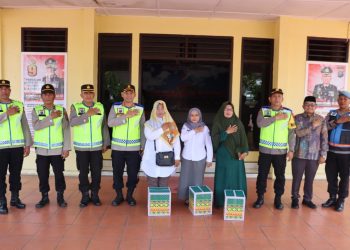 Kapolres Dairi bersama personil dan sebagian kecil dari penerima paket Lebaran yang diberikan Polres Dairi untuk menyemarakkan hari raya Idul Fitri melakukan sesi foto bersama dengan salam presisi. ( nawasenanews/ Ist)