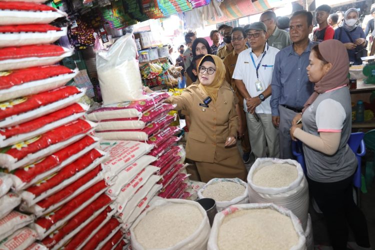 Wali Kota Pematang Siantar saat monitoring di pasar Dwikora memastikan ketersediaan bahan pokok dan kestabilan harga sembako.(nawasenanews/ Ist)
