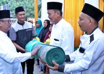 Wakil Bupati Simalungun saat menyerahkan sajadah panjang pada rangkaian Safari Ramadan dan Silaturahmi dengan masyarakat Kecamatan Bandar Huluan. (nawasenanews/ Ist)
