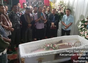 Maruli Siahaan melayat ke rumah duka salah seorang anggota PPSD yang berdukacita dan memberikan kata kata penghiburan.( nawasenanews/ Ist )