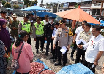 Kapolres Dairi bersama Satgas Pangan sidak pasar memastikan harga bahan pangan terkendali. ( nawasenanews/ Ist)