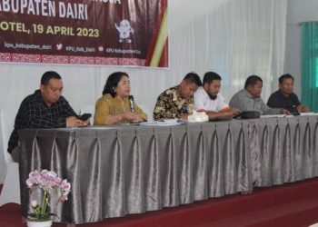 Jenny Ester komisioner KPU Dairi yang membidangi Divisi Hukum dan Pengawasan saat acara sosialisasi tahapan Pemilu 2024 mendampingi Ketua KPU Dairi Freddy Sinaga.( Nawasenanews/Ist )