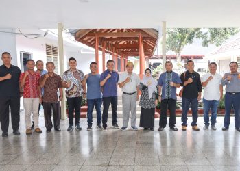 Wali Kota Pematang Siantar foto bersama dengan pengurus IKEIS dan Yayasan Raja Sangnaualuh usai rapat pematangan HUT Kota Pematang Siantar.( Nawasenanews/ Ist)