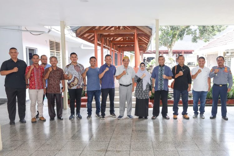 Wali Kota Pematang Siantar foto bersama dengan pengurus IKEIS dan Yayasan Raja Sangnaualuh usai rapat pematangan HUT Kota Pematang Siantar.( Nawasenanews/ Ist)