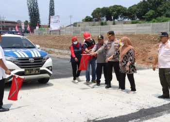 Kapolres Simalungun bersama Pemkab Simalungun dan pihak PT Hutama Marga Waskita saat membuka secara resmi jalur Tol Sinaksak- Dolok Merawan selama libur Lebaran.( Nawasenanews/ Ist)