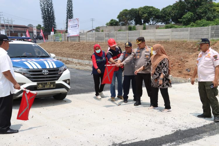 Kapolres Simalungun bersama Pemkab Simalungun dan pihak PT Hutama Marga Waskita saat membuka secara resmi jalur Tol Sinaksak- Dolok Merawan selama libur Lebaran.( Nawasenanews/ Ist)