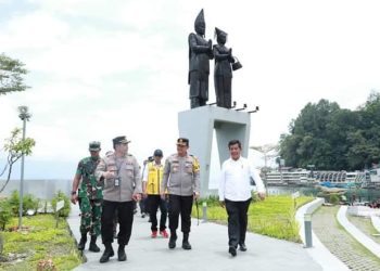 Kapolres Simalungun, Kombes Benny dari Mabes Polri, Kapolres Simalungun dan Dandim 0207/ SML saat meninjau Pos Pam yang berada di dekat Pantai bebs Parapat.( nawasenanews.com/ Ist)