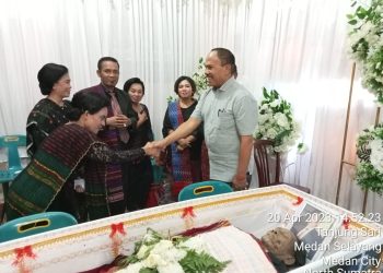 Maruli Siahaan saat melayat ke rumah duka Tenner Simanungkalit untuk menyampaikan kata penghiburan kepada keluarga yang ditinggalkan. ( Nawasenanews/ Ist)