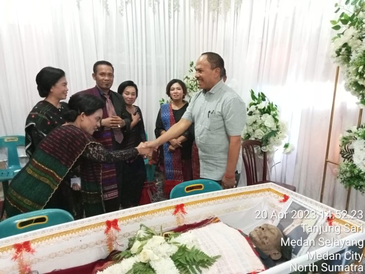 Maruli Siahaan saat melayat ke rumah duka Tenner Simanungkalit untuk menyampaikan kata penghiburan kepada keluarga yang ditinggalkan. ( Nawasenanews/ Ist)