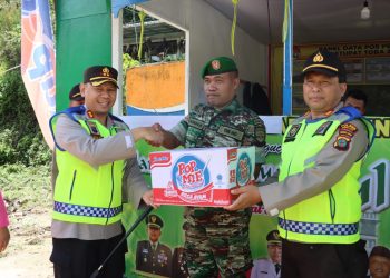 Kapolres Dairi menyerahkan paket makanan ringan dan minuman bagi para petugas yang berjaga di Pos Pengamanan dan Pos Pelayanan Operasi Ketupat Toba 2023.( Nawasenanews / Ist)