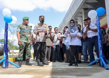 dr Susanti didampingi Plt Kadishub kota Pematang Siantar dan Kapolres AKBP Fernando serta Totok Ragil saat meresmikan pengoperasian angdes dan angkot di Terminal Tanjung Pinggir.( Nawasenanews/ Ist)