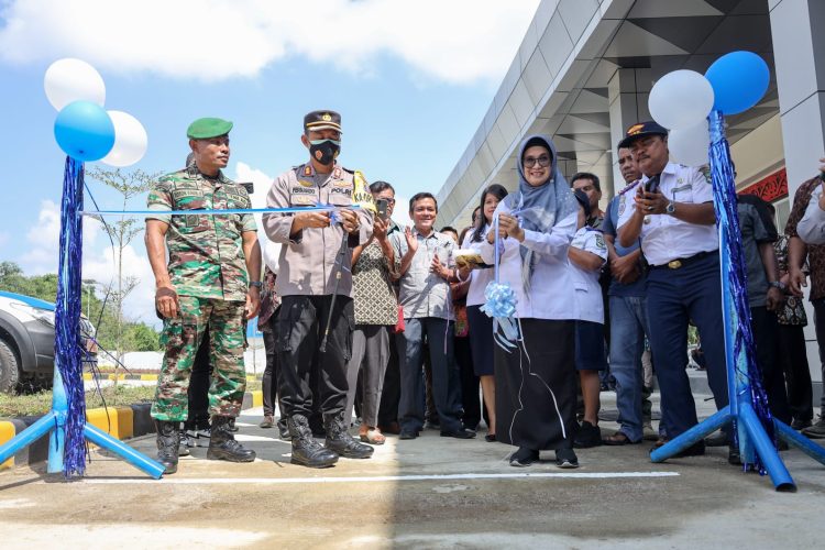 dr Susanti didampingi Plt Kadishub kota Pematang Siantar dan Kapolres AKBP Fernando serta Totok Ragil saat meresmikan pengoperasian angdes dan angkot di Terminal Tanjung Pinggir.( Nawasenanews/ Ist)