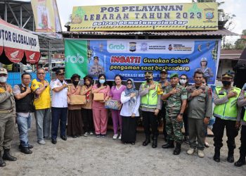 dr Susanti dan Forkopimda meninjau Pos Pam dan memberikan bingkisan bagi petugas sebagai penyemangat dalam menjaga keamanan dan kenyamanan warga dan pemudik yang merayakan Idul Fitri dan libur lebaran. ( nawasenanews/ Ist)