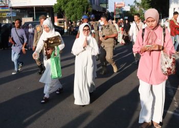 Wali Kota Pematang Siantar dr Susanti merayakan hafi kemenangan dengan Sholat Id di Lapangan Adam Malik bersama ribuan masyarakat.( Nawasenanews/ Ist)