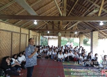 Maruli Siahaan memberikan motivasi dan nasehat pada acara retreat dan outbond pemuda ( naposo bulung ) Gereja HKBP Sei Agul Medan, Sabtu (22/4/2023).( Nawasenanews/ Ist)