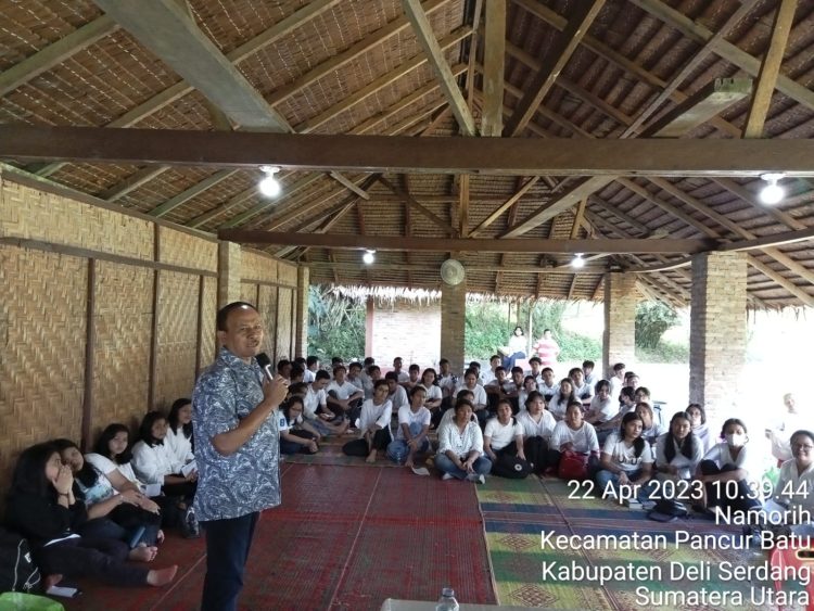 Maruli Siahaan memberikan motivasi dan nasehat pada acara retreat dan outbond pemuda ( naposo bulung ) Gereja HKBP Sei Agul Medan, Sabtu (22/4/2023).( Nawasenanews/ Ist)