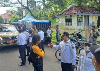 Petugas dari Dinas Perhubungan menyosialisasikan kebijakan bebas kutipan parkir selama libur Idul Fitri kepada masyarakat dan pengutip parkir di sekitar Taman Hewan.( Nawasenanews/ Ist)