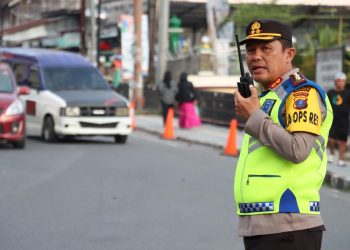 Kapolres Simalungun AKBP Ronald FC Sipayung saat mengkoordinir pengaturan dan rekayasa lalu lintas pada H+3 libur lebaran di kota turis Parapat. ( Nawasenanews/ Ist)