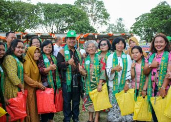 Bupati Simalungun Radiapoh Hasiholan Sinaga foto bersama dengan sebagian alumni SMT Pertanian Raya dalam acara temu kangen.( Nawasenanews/ Ist)