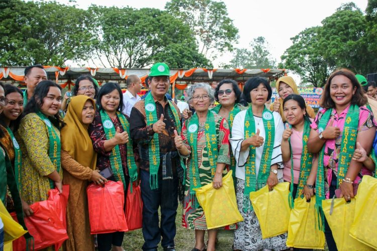 Bupati Simalungun Radiapoh Hasiholan Sinaga foto bersama dengan sebagian alumni SMT Pertanian Raya dalam acara temu kangen.( Nawasenanews/ Ist)