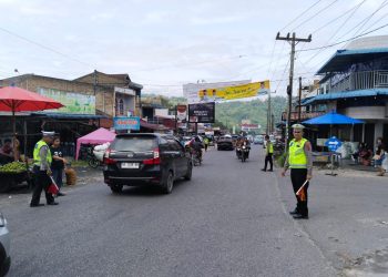 Tim urai Sat Lantas Polres Dairi bersiaga di Pekan Pasar Sumbul.( Nawasenanews/Ist)