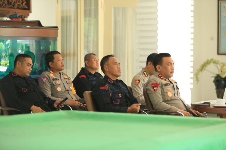 Kapolda Sumut saat memimpin zoom meeting analisa dan evaluasi Operasi Ketupat  Toba 2023. (Nawasenanews/ Ist)