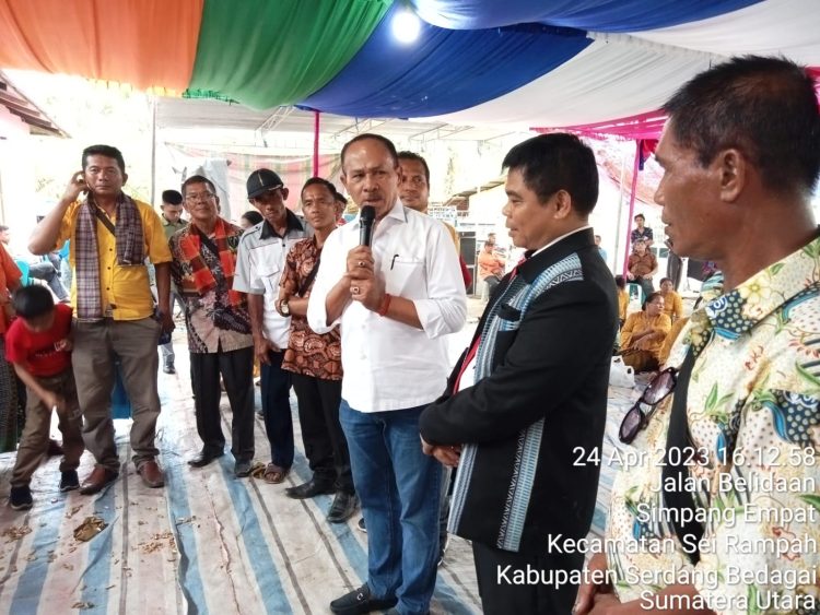 Kombes ( Purn) Dr Maruli Siahaan SH MH memberi kata sambutan saat menghadiri undangan pesta adat Juniar Siahaan/Yohana Manurung di Sergai. ( Nawasenanews /Ist)