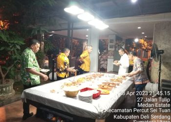 Maruli Siahaan makan malam bersama Wagubsu H.Musa Rajekshah saat bersilaturahmi ke rumah dinasnya di Komplek Cemara Asri Deli Serdang.( Nawasenanews/ Ist)