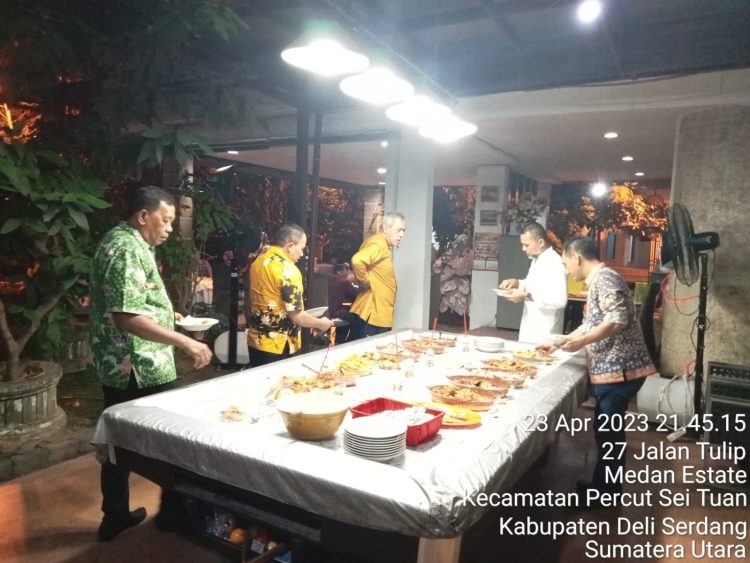 Maruli Siahaan makan malam bersama Wagubsu H.Musa Rajekshah saat bersilaturahmi ke rumah dinasnya di Komplek Cemara Asri Deli Serdang.( Nawasenanews/ Ist)
