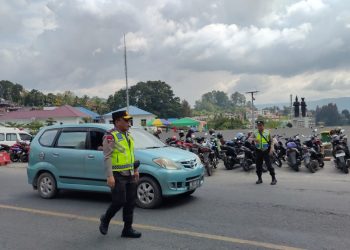 Kapolda Sumut Irjen Panca Simanjuntak bersama Kapolres Simalungun turun langsung ke kota wisata Parapat Danau Toba untuk urai kemacetan ditempat wisata tersebut.(Nawasenanews/Ist)