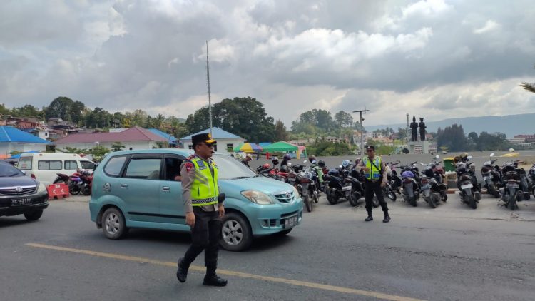 Kapolda Sumut Irjen Panca Simanjuntak bersama Kapolres Simalungun turun langsung ke kota wisata Parapat Danau Toba untuk urai kemacetan ditempat wisata tersebut.(Nawasenanews/Ist)