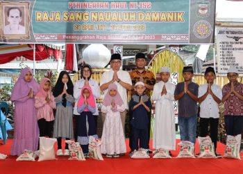 dr Susanti bersama Ketua panitia sekaligus ketua Yayasan YRSD tn Evra Sasky Damanik dan Ketua Umum YRSD tn Difi Sangnuan Damanik foto bersama anak yatim piatu di acara memeringati HUT Kota Pematang Siantar ke- 152 tahun. (Nawasenanews/Ist)