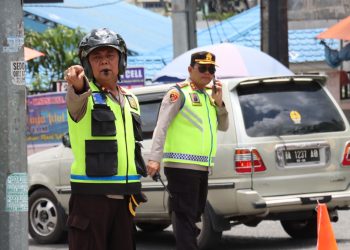 Kapolres Simalungun bersama Sat Lantas Polres Simalungun melakukan Operasi Ketupat Toba 2023 mengantisipasi kemacetan dan laka lantas di hari pertama kerja usai cuti bersama lebaran. (Nawasenanews/ Ist)