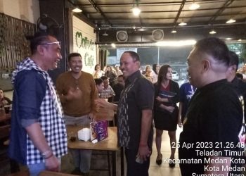 Maruli Siahaan bersilaturahmi dan bersosialisasi memenuhi undangan pemilik Molivia Cafe Alfred Sianipar.(Nawasenanews/Ist)