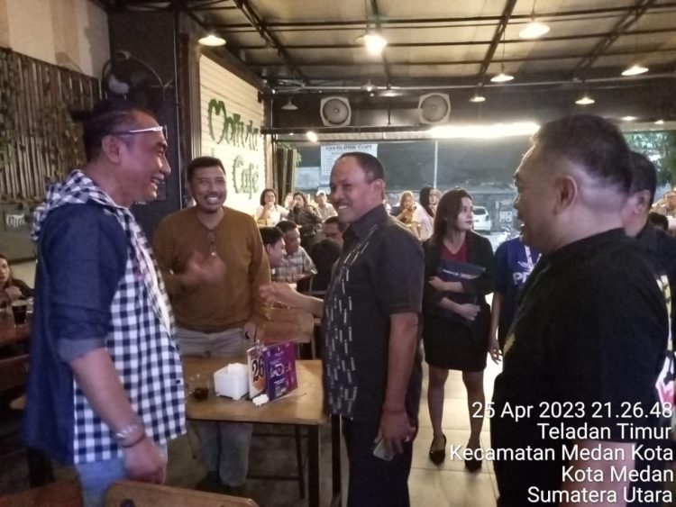 Maruli Siahaan bersilaturahmi dan bersosialisasi memenuhi undangan pemilik Molivia Cafe Alfred Sianipar.(Nawasenanews/Ist)