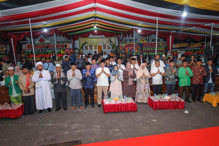 Foto bersama Walikota Pematang Siantar, Ketua Dekranasda, Ketua Yayasan Raja Sangnaualuh Damanik dan Ketua Umum YRSD dalam acara HUT ke 152 Kota Pematang Siantar.(Nawasenanews/Ist)