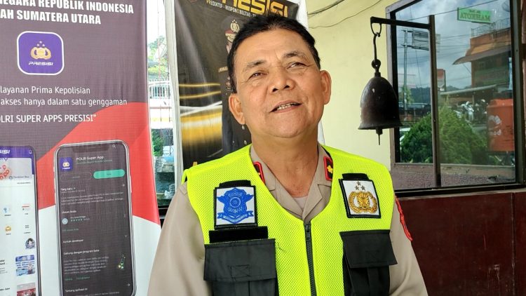 Kabag SDM Polres Simalungun Kompol Joner Purba yang masih semangat menjalankan tugas pada Operasi Ketupat Toba 2023 di Parapat, meski menjelang masa Purna.(Nawasenanews/Ist)