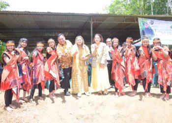 Bupati Dairi dan ketua TP PKK foto bersama dengan para muda mudi Gereja Katolik yang baru diresmikan di Gunung Meriah,Dairi.(Nawasenanews/Ist)