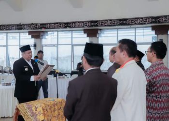 Bupati Dairi saat melantik dan mengukuhkan para pengurus FKUB kabupaten Dairi.(Nawasenanews/ Ist)