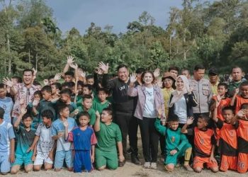 Bupati Dairi didampingi ketua TP PKK Dairi dan anak anak peserta Mini Soccer foto bersama di Lapangan Lau Rongit, Desa Barisan Tigor, Kecamatan Tigalingga.(Nawasenanews/ Ist)