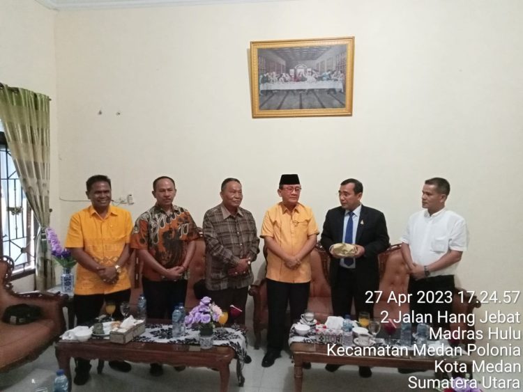 Ephorus HKBP saat menerima bantuan dari Ketua Partai Golkar Sumut H Musa Rajekshah. (Nawasenanews/ Ist)